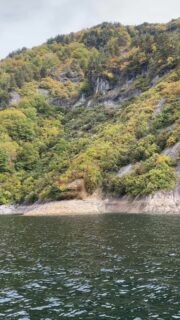 奥只見湖の遊覧船。
今時期、紅葉目当てに沢山の人が訪れて大賑わい。
船内は奥只見にまつわる様々な解説を聞きながら周囲の山々や紅葉を楽しむ事ができます。
周遊コースの運行期間は11/8(水)まで。
尾瀬口コースはすでに運行が終了していますが、毎年6/1より船で行く尾瀬の旅として、奥只見湖から只見川を遡った上流に位置する尾瀬を目指す事ができます。
@okutadami_shipski